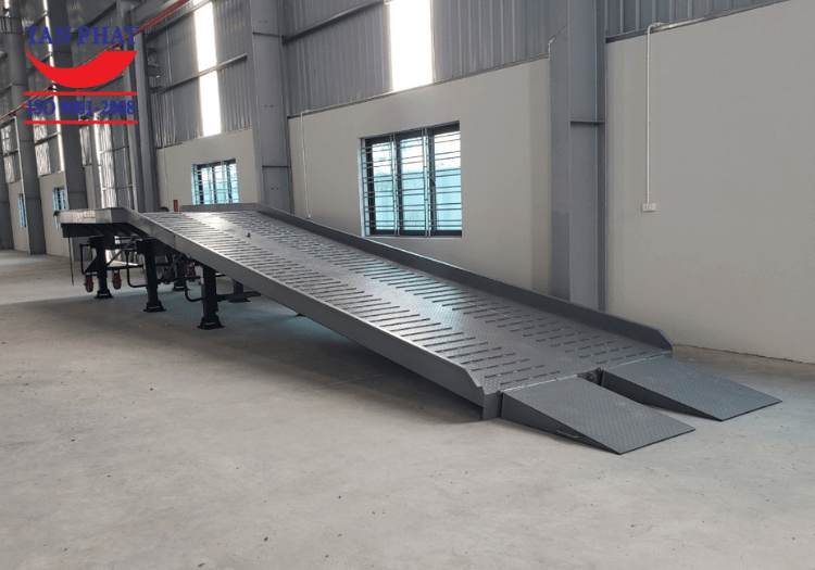 Cầu dẫn có kết cấu chắc chắn, sử dụng dầm I300 và U100 đúc đan xen, giúp gia tăng khả năng chịu lực của cầu