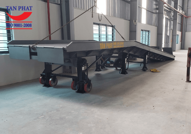 Tân Phát vận chuyển và lắp đặt cầu dẫn tận công trình của khách hàng