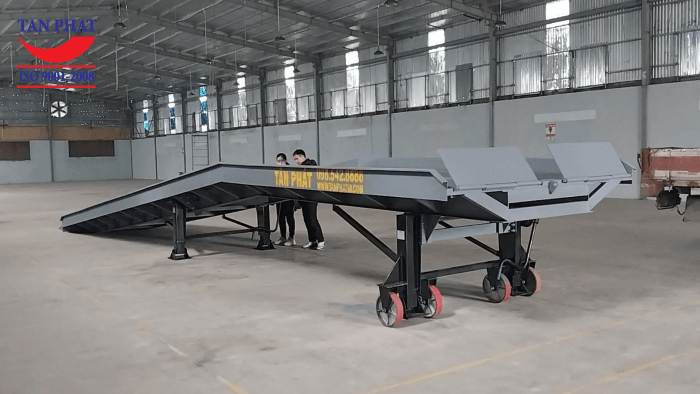 Hệ thống chân chống Fuwa và bánh xe PU tạo nên tính di động cho cầu container