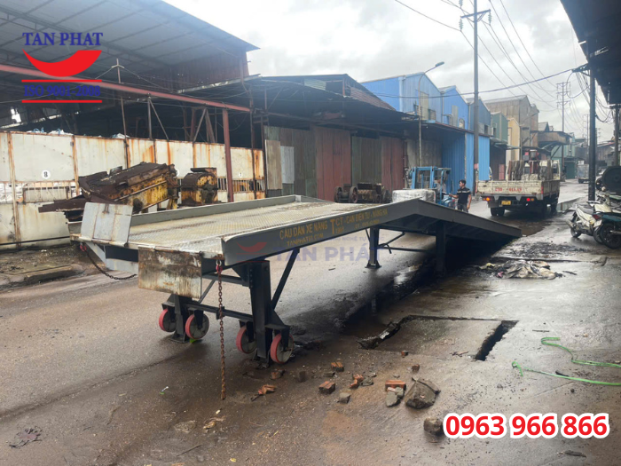 Cầu container cũ