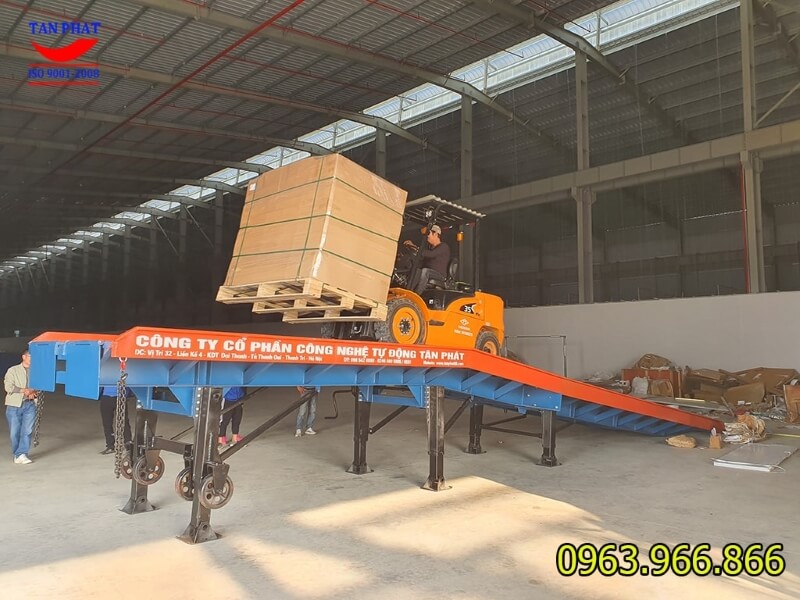 Quá trình chạy thử xe nâng chở hàng lên xuống cầu container