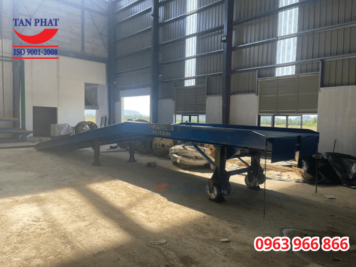 Cầu xe nâng sử dụng kết cấu dầm thép U, I đúc chắc chắn, độ bền cao