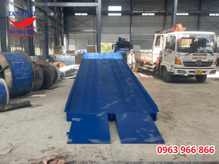 Mặt cầu sử dụng thép phi gân và thép vuông đặc, sàn tôn nhám gia tăng tính ma sát và đảm bảo an toàn cho xe nâng hoạt động