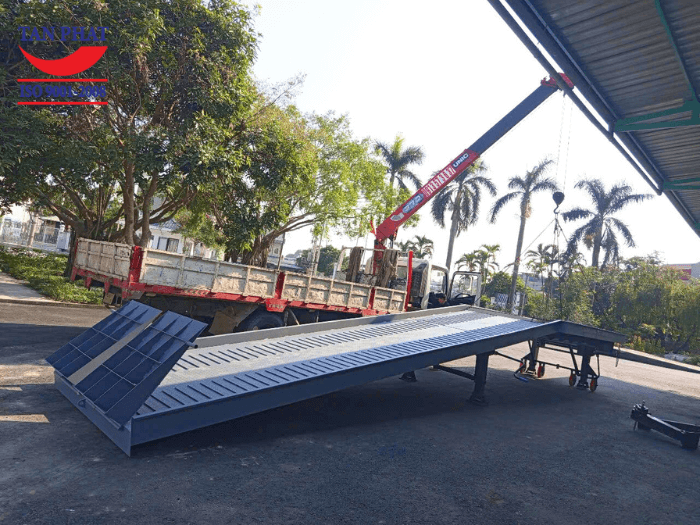 Cầu sử dụng kết cấu dầm U, I đúc chắc chắn, bền bỉ, chất lượng tốt nhất thị trường. Cùng với đó là hệ thống chân chống Fuwa và bánh xe, giúp nâng hạ thay đổi độ cao và di chuyển sản phẩm linh hoạt, đáp ứng nhu cầu sử dụng bốc xếp hàng hóa của khách hàng.
