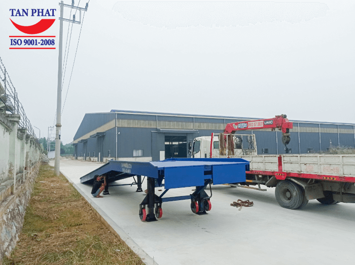 Cầu sử dụng 4 chân romooc và 4 bánh xe PU 