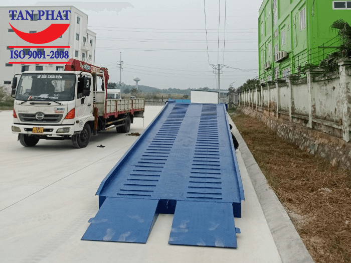 Mặt cầu chống trượt thép phi gân và thép vuông đặc