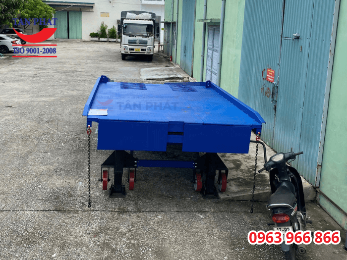 Cầu dẫn có khả năng nâng hạ và di chuyển nhờ hệ thống chân chống Fuwa và bánh xe PU