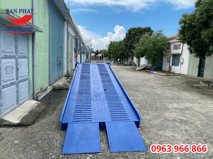 Tân Phát gia tăng tính an toàn cho sản phẩm với mặt cầu tôn nhám kết hợp thép phi gân và thép vuông đặc