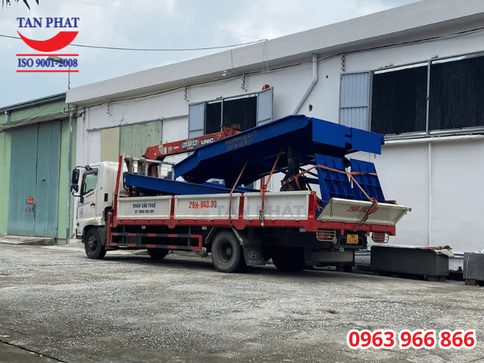 Cầu xe nâng được vận chuyển và lắp đặt tận công trình của khách hàng