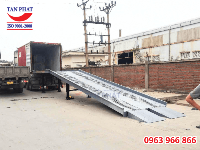 Cầu dẫn lên cont 10 tấn 12x2.35m giao tại Hải Dương