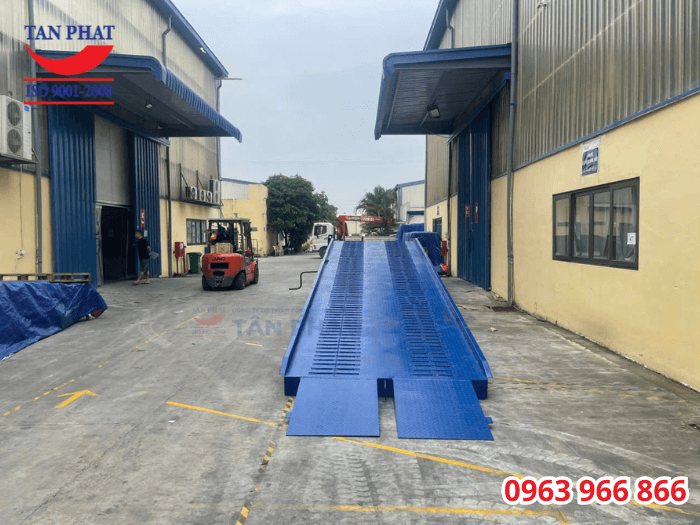 Mặt cầu sử dụng tôn nhám chống trượt, gia cố thêm thép phi gân và thép vuông đặc gia tăng khả năng ma sát