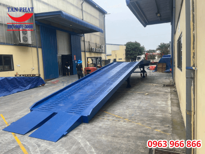 Cầu dẫn xe nâng lên container 8 tấn, kích thước 13x2.35m giao tại tỉnh Hưng Yên