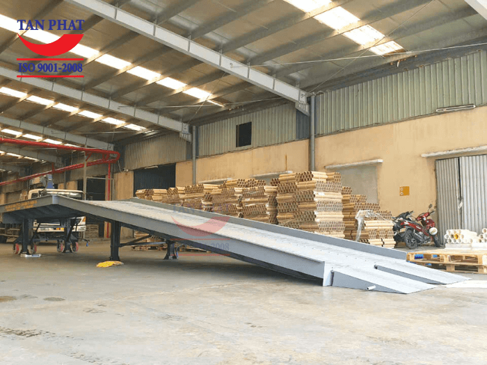 Kích thước dài 11m đảm bảo độ dốc an toàn khi xe nâng di chuyển lên/xuống cầu