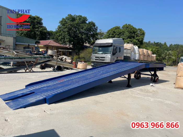 Cầu dẫn xe nâng được thiết kế với kết cấu dầm thép chắc chắn