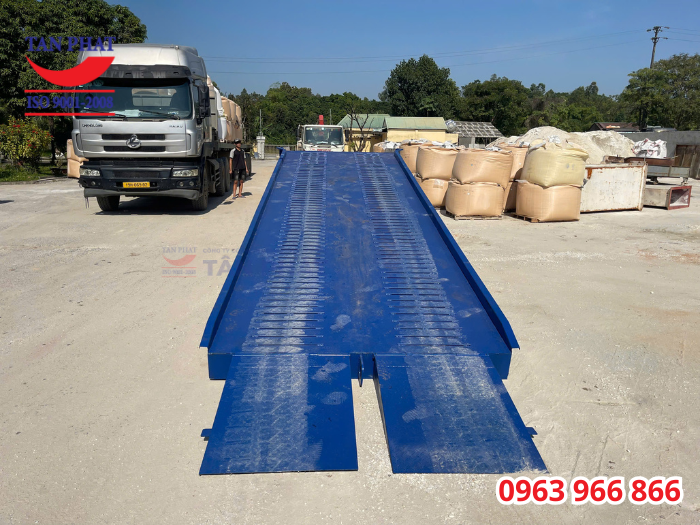 Mặt cầu chống trượt kết hợp tôn nhám với thép phi gân 