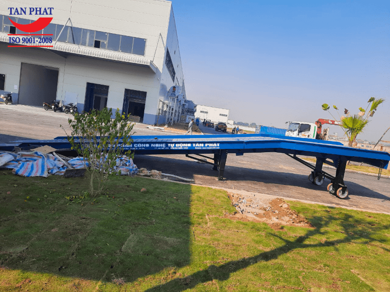 Cầu dẫn lên container có trọng tải 10 tấn, dài 11m được chia thành 2 module riêng biệt gồm: 1 đoạn bằng và 1 đoạn dốc