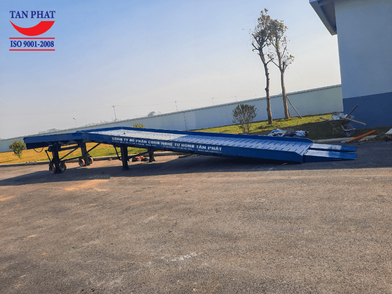 Với chiều dài lên tới 11m, cầu lên container 10 tấn được Tân Phát bàn giao tại Yên Phong, Bắc Ninh tạo ra một độ dốc hoàn hảo cho xe nâng làm việc ổn định.