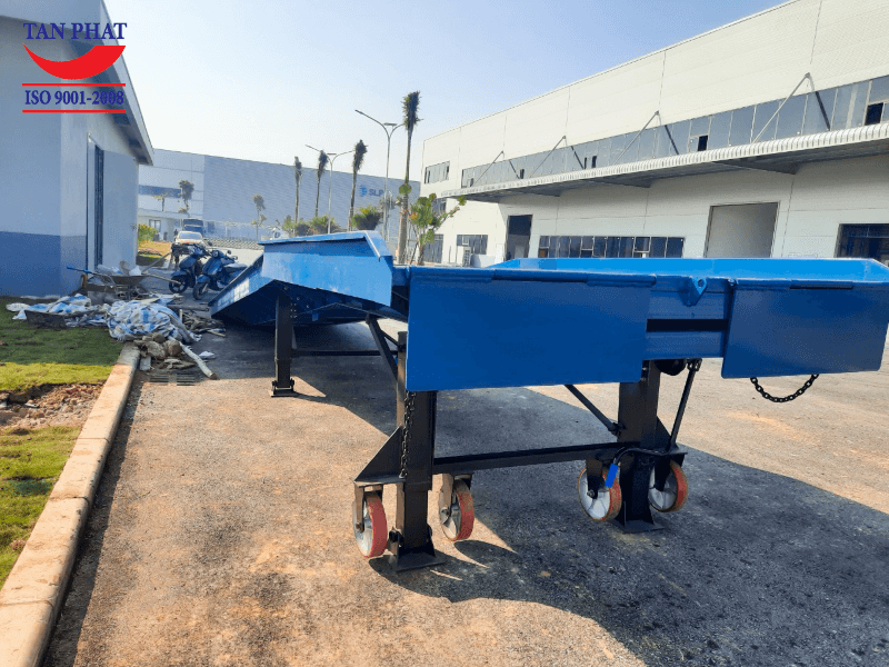 Phía trước cầu là 2 tấm lưới gá thùng cont dày 8mm.
