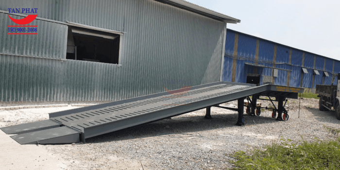 Hình ảnh: Sản phẩm cầu dẫn xe nâng lên container bàn giao hoàn thiện tại huyện Phú Xuyên, TP. Hà Nội