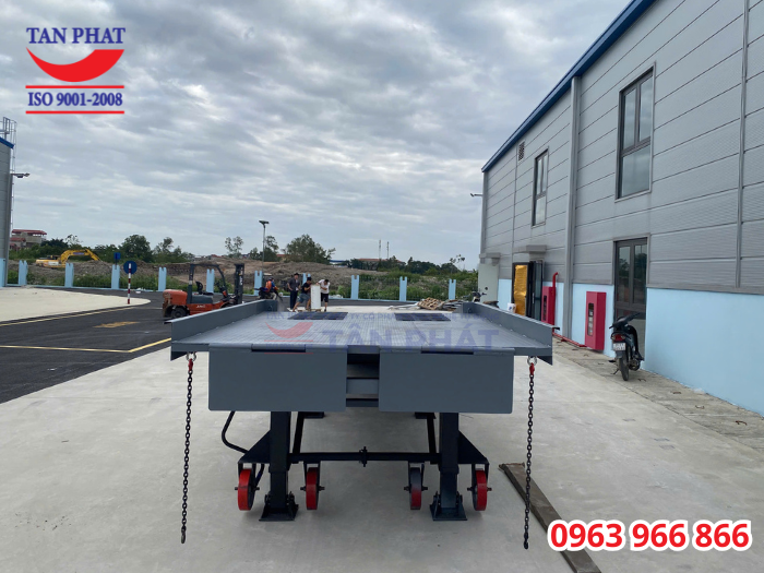 Hệ thống chân chống Fuwa và bánh xe PU tạo tính linh hoạt cho cầu xe nâng