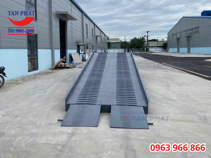 Mặt sàn cầu công chống trượt bằng tôn nhám, gia tăng thêm thép phi gân hàn chắc trên mặt cầu