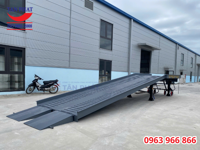 Cầu dẫn xe nâng lên container 10 tấn, kích thước 11x2.35m do Tân Phát bàn giao hoàn thiện tại Thanh Oai, Hà Nội