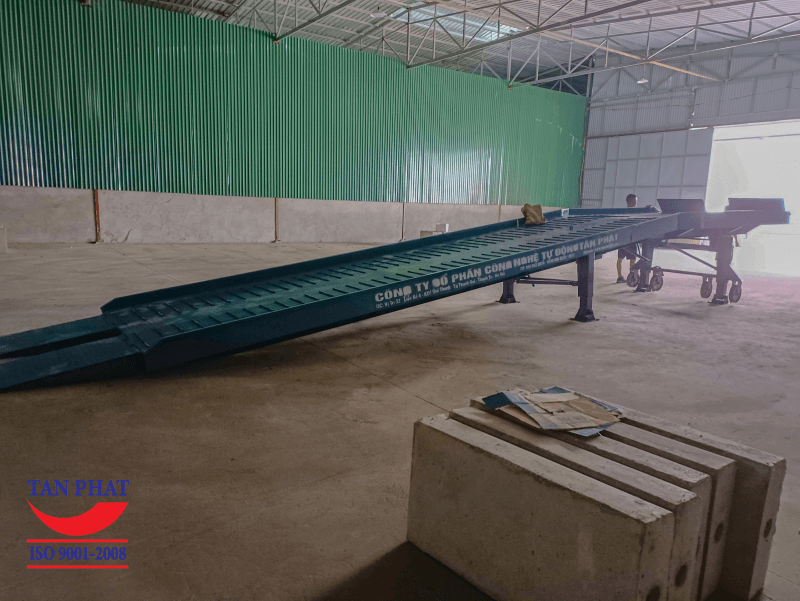 2 bên thành cầu được thiết kế lan cân, tạo giới hạn làm việc an toàn cho xe nâng lên xuống cầu