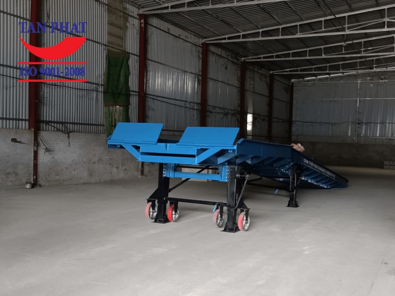Cầu dẫn xe nâng 10 tấn tại Bắc Ninh sử dụng 4 chân chống Fuwa 