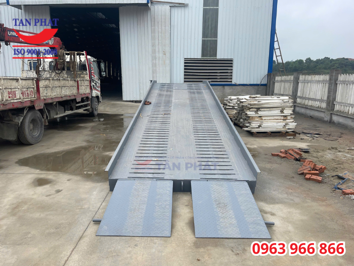 Mặt cầu chống trượt thép phi gân và thép vuông đặc