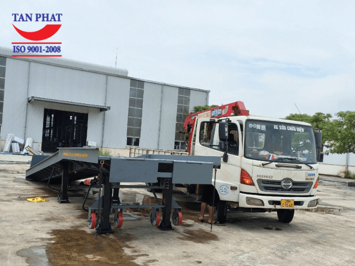 Cầu dẫn sử dụng chân chống Fuwa và bánh xe PU giúp nâng hạ và di chuyển linh hoạt