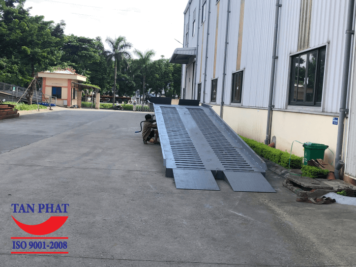 Mặt cầu chống trượt thép phi gân, đảm bảo an toàn khi xe nâng di chuyển trên cầu