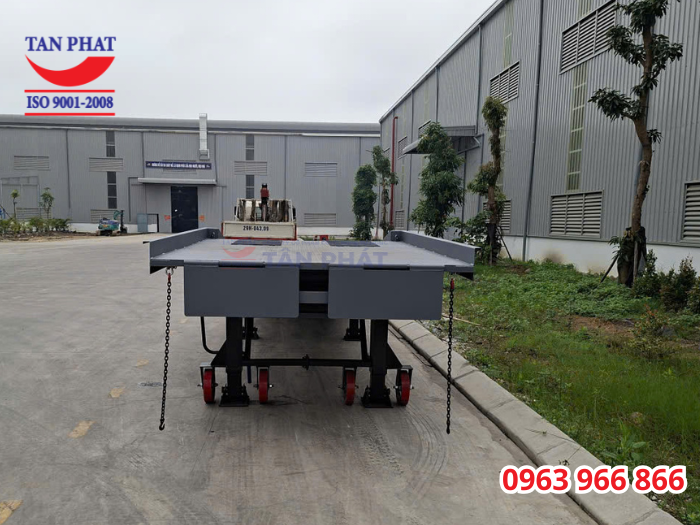 Hệ thống chân chống, bánh xe tạo độ linh hoạt và tính di động cho cầu dẫn