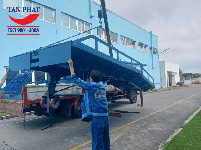 Kỹ thuật Tân Phát trực tiếp tới công trình lắp đặt và bàn giao cầu cho khách hàng