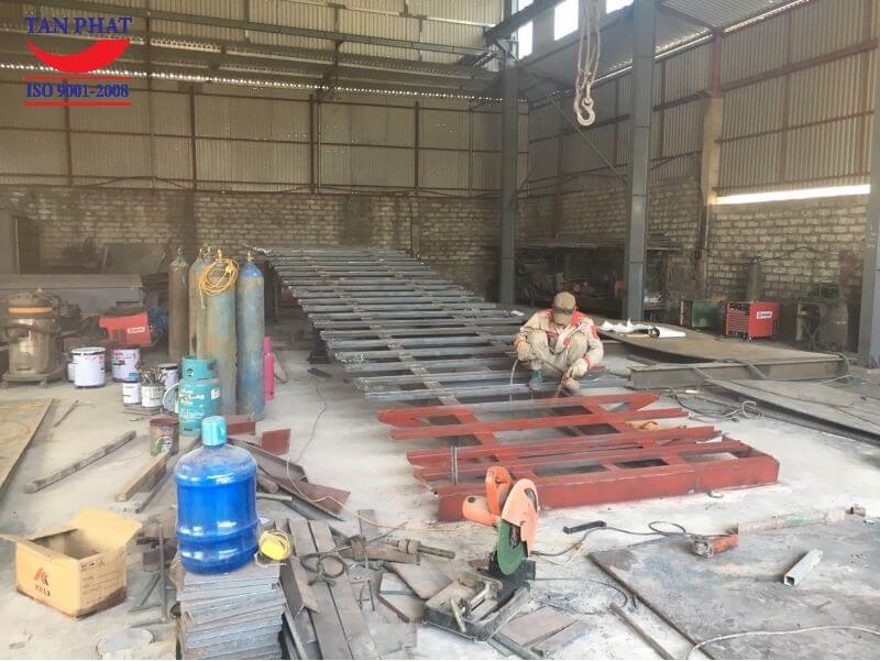Dầm chính cầu dẫn xe nâng lên container đang được kĩ thuật Tân Phát thực hiện