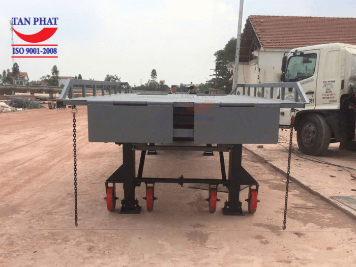 Tấm gá kết nối cầu xe nâng cùng thùng container, đảm bảo an toàn cho quá trình vận hành
