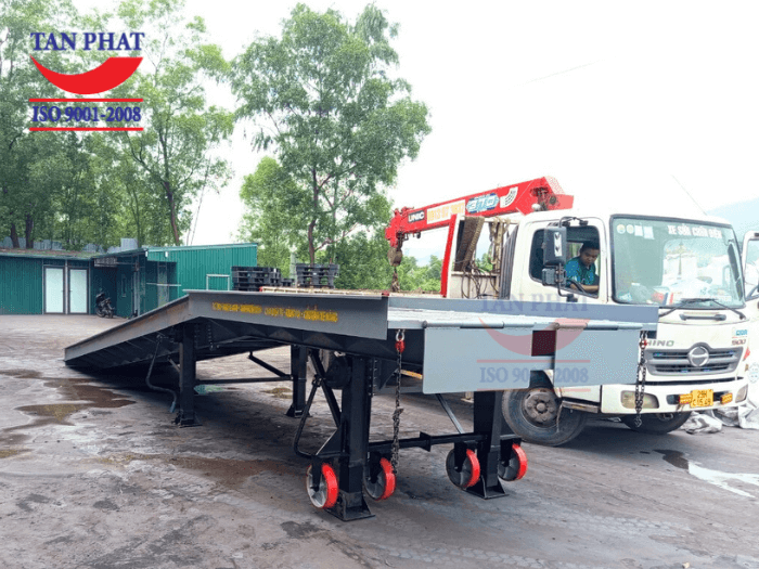 Cầu dẫn xe nâng lên container sử dụng chân chống romooc Fuwa và bánh xe PU 