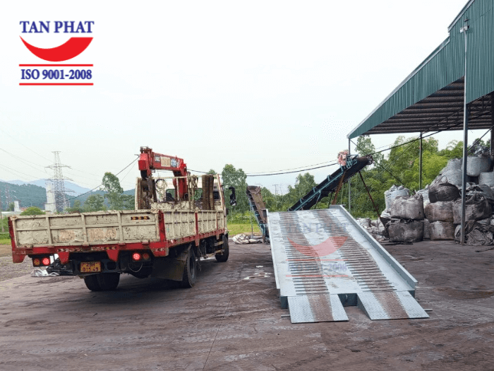 Mặt cầu sử dụng tôn nhám kết hợp thép phi gân nhằm gia tăng độ ma sát mặt cầu, cho phép xe nâng di chuyển lên/xuống an toàn