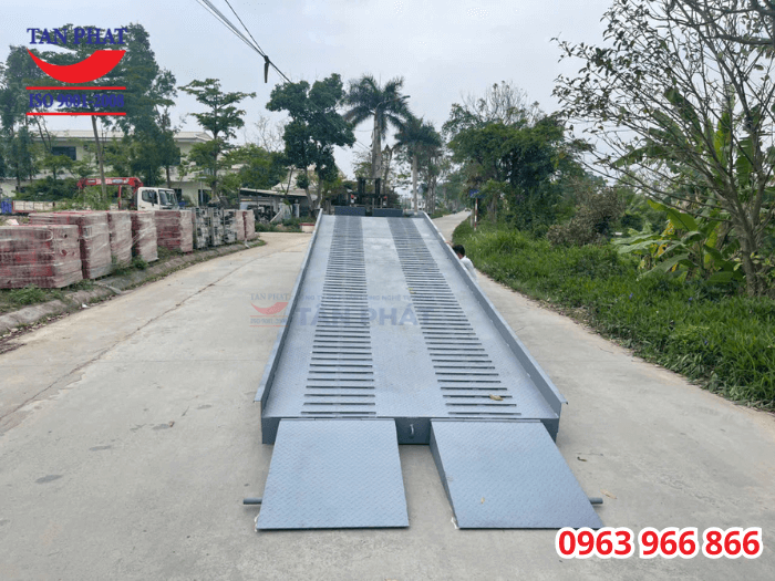 Cầu dẫn có kết cấu cơ khí vững chắc, mặt cầu chống trượt được gia cố chắc chắn, đảm bảo an toàn khi xe nâng di chuyển trên cầu