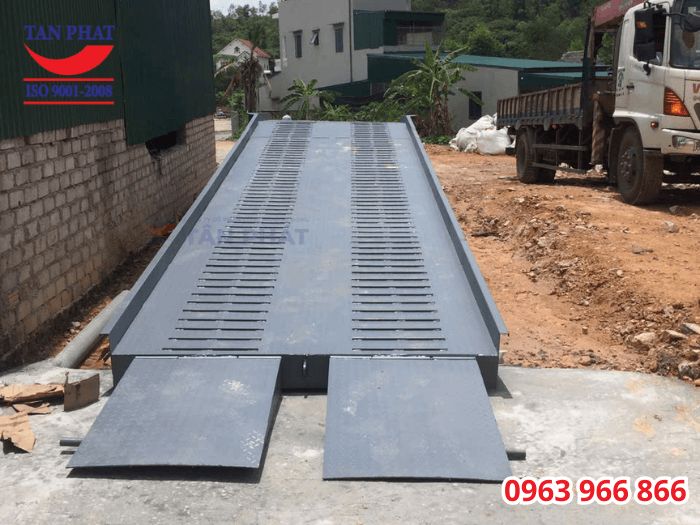 Cầu dẫn có kết cấu cơ khí vững chắc, sử dụng dầm U, I đúc chất lượng cao. Mặt cầu làm từ tôn nhám, gia tăng khả năng chống trượt bằng thép phi gân và thép vuông đặc