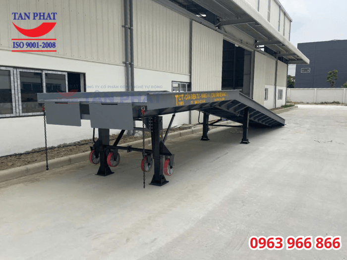 Với hệ thống chân chống và bánh xe, cầu dẫn có khả năng nâng hạ thay đổi độ cao và di chuyển linh hoạt