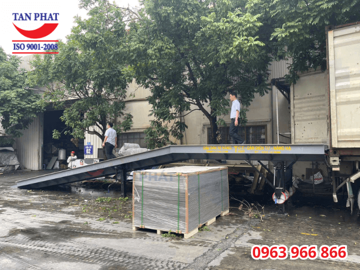 Cầu sở hữu hệ thống chân chống nâng hạ và bánh xe di chuyển linh hoạt