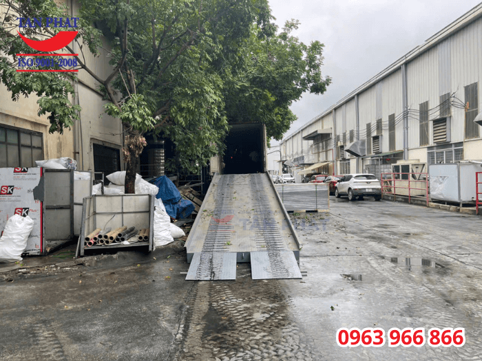 Mặt cầu chống trượt bằng tôn nhám cùng thép phi gân và thép vuông đặc