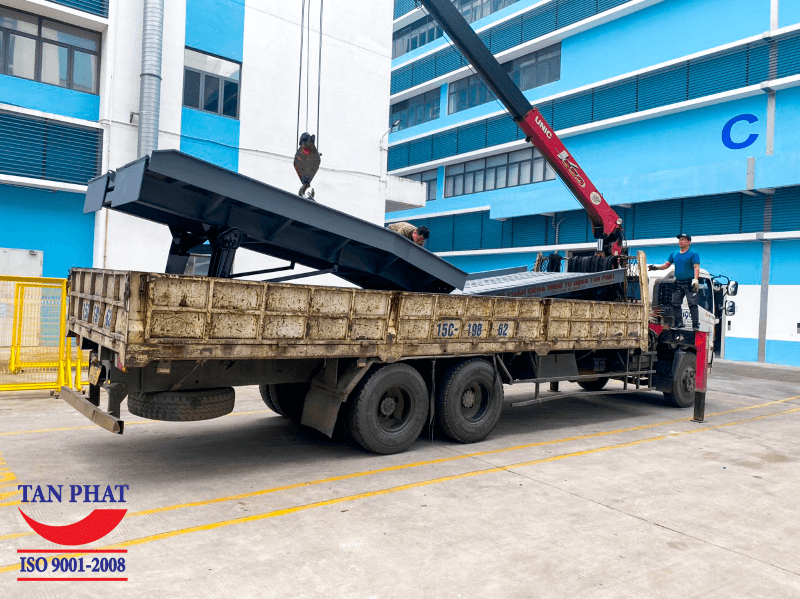 Quá trình hạ cầu và lắp đặt hoàn chỉnh cầu lên container tại đơn vị khách hàng