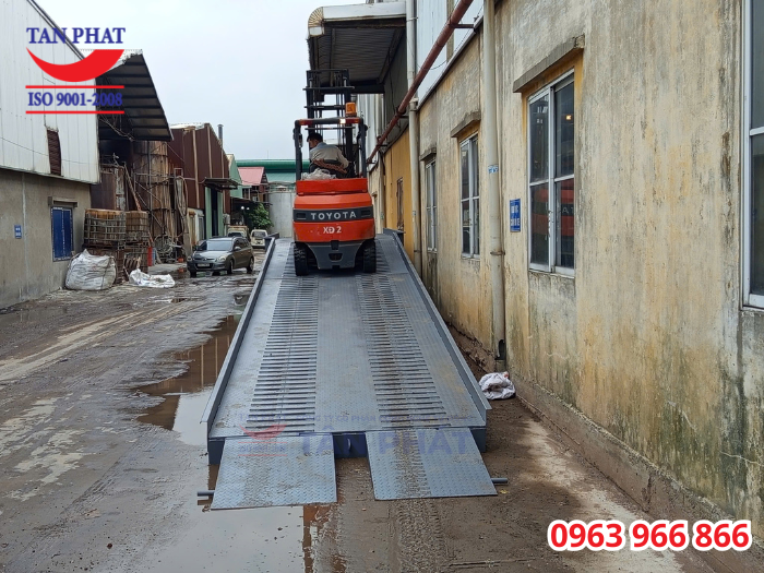 Mặt cầu sử dụng tôn nhám, gia tăng khả năng chống trượt với thép phi gân và thép vuông đặc trên mặt cầu