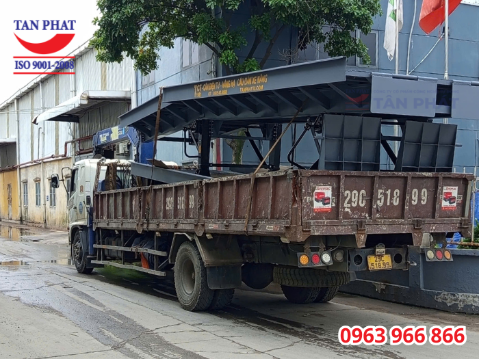 Cầu container được vận chuyển bằng xe cẩu và lắp đặt hoàn thiện tại công trình của khách hàng