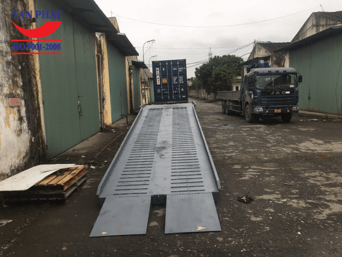 Mặt cầu chống trượt thép phi gân và thép vuông đặc