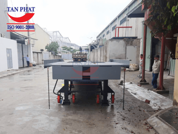 Chân chống cầu công sử dụng chân romooc Fuwa có khả năng nâng hạ cùng hệ thống bánh xe PU di chuyển