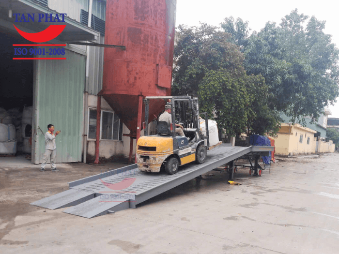 Cầu dẫn xe nâng lên container 6 tấn giao cho khách hàng tại Hà Nội
