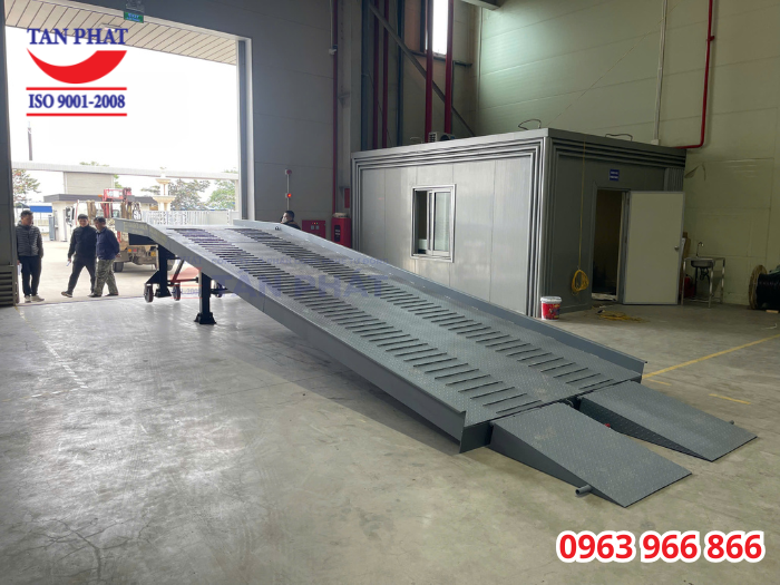 Cầu dẫn xe nâng lên container 8 tấn, kích thước 10x2.35m giao tại Thái Nguyên