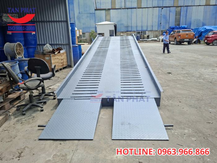 Bàn giao cầu lên container 8 tấn tại Hà Nội